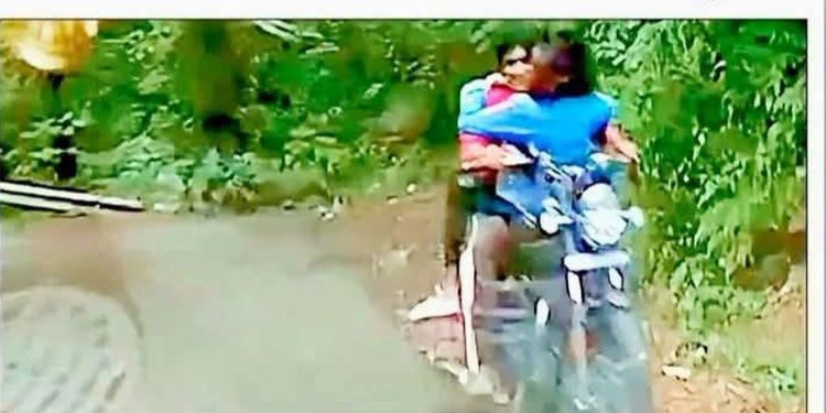 शर्मनाक : बुलेट पर अश्लील स्टंट, टंकी पर युवती को बैठाकर दौड़ाई बाइक, वीडियो वायरल, पुलिस तलाश में