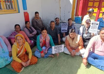 केदारनाथ : पंचगद्दीस्थली ओंकारेश्वर मंदिर में अस्थायी कर्मचारियों का क्रमिक धरना पांचवें दिन भी जारी
