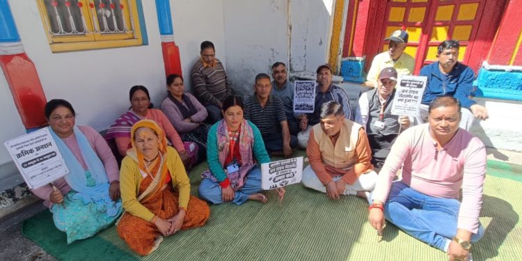 केदारनाथ : पंचगद्दीस्थली ओंकारेश्वर मंदिर में अस्थायी कर्मचारियों का क्रमिक धरना पांचवें दिन भी जारी