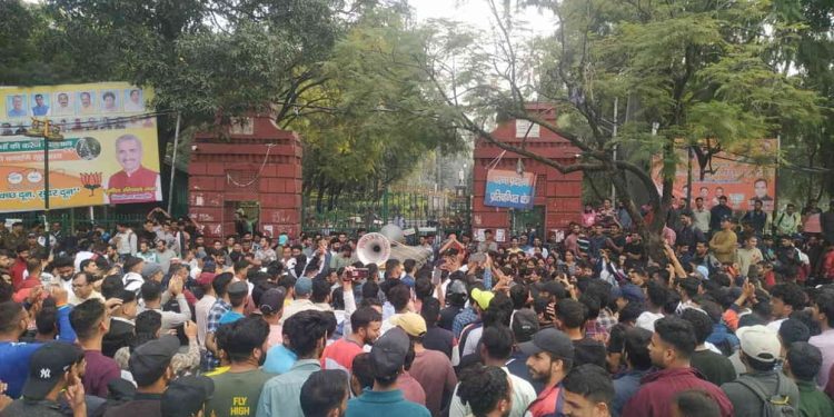 देहरादून : बेरोजगारों का हल्ला बोल, 17 मांगों को लेकर हजारों बेरोजगारों ने परेड ग्राउंड से सचिवालय किया कूच