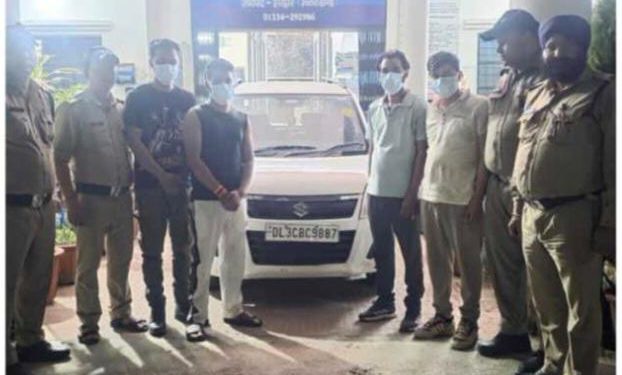 हरिद्वार : दिल्ली नंबर कार सवार 4 युवकों पर महिलाओं से बदसलूकी का आरोप, शराब के नशे में थे, हिरासत में लिए गए