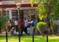 बड़ी खबर : गुरुकुल कांगड़ी विश्वविद्यालय के कुलसचिव को जमीन पर लेटा कर पीटा