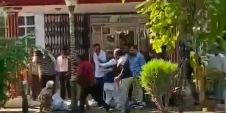 बड़ी खबर : गुरुकुल कांगड़ी विश्वविद्यालय के कुलसचिव को जमीन पर लेटा कर पीटा